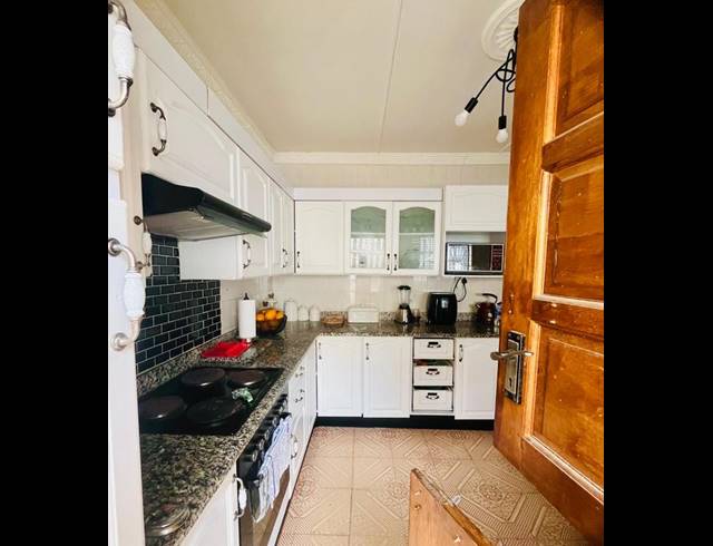 5 BEDROOM HOUSE FOR SALE IN UMLAZI